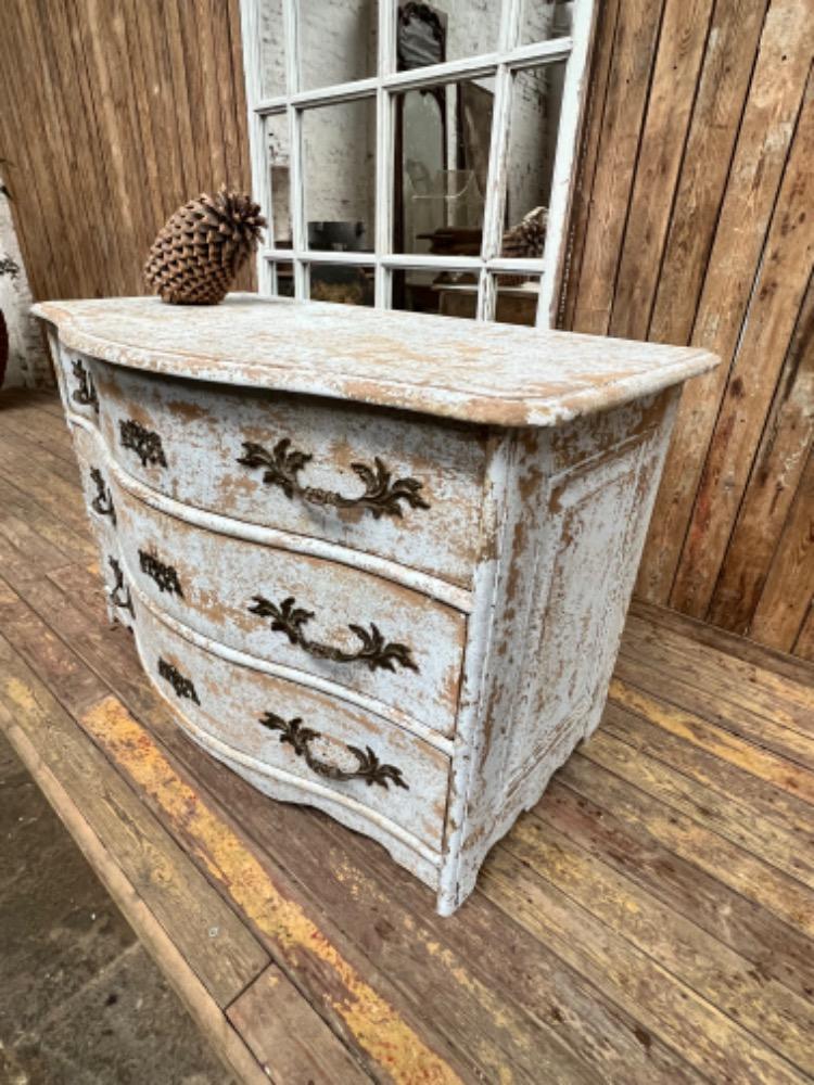 Alsatian chest of drawers, 18th century 