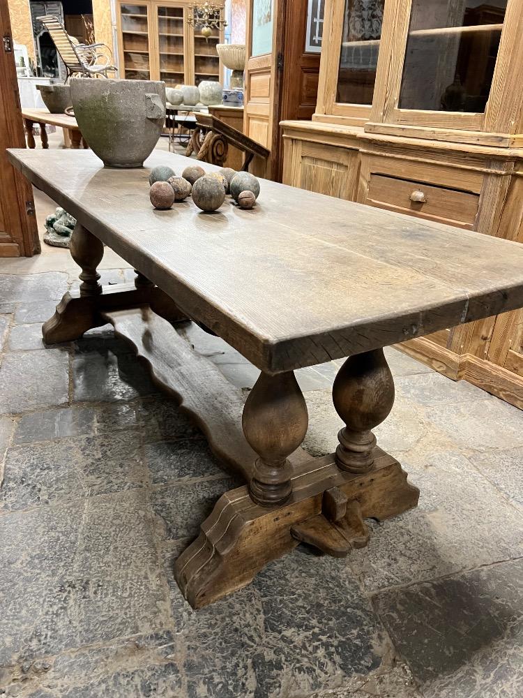 Oak dining table, mid-20th century 